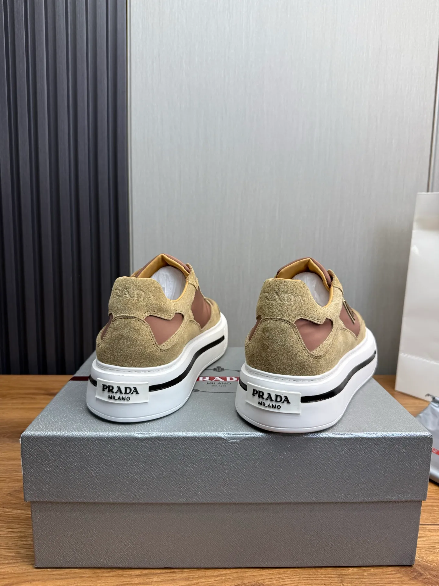 Men's shoes 💰580💰 [PRADA] Hot-selling men's shoes shipped 👏Official website synchronized ⬆️ Original cowhide fabric + cowhide lining, cowhide feet 🐮 1:1 shipment ✔️Original original sole, 38-45 (45. Customized, non-refundable)